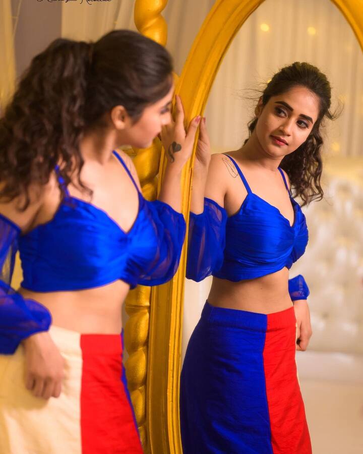 తొలిసారి ఐటెమ్ గర్ల్ లా రెడీ అయి ఫోటోలకు ఫోజులిచ్చింది ఈ భామ. -Image credit: Deepthi Sunaina/Instagram