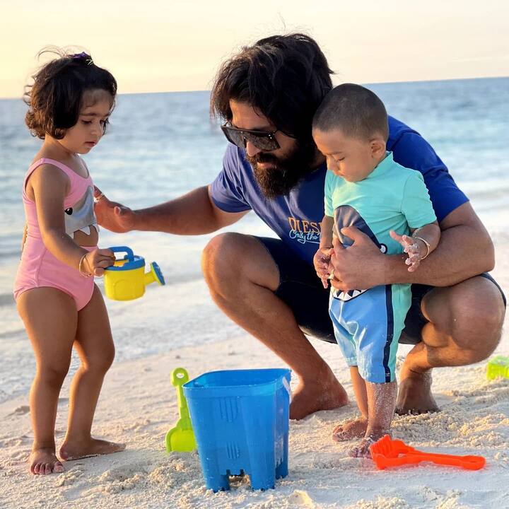 கடற்கரையில் விளையாடும் டூஃபான்...