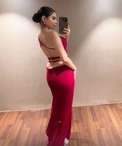 Urfi Javed Photos : लाल रंग की बैकलेस थाई हाई स्लिट ड्रेस पहनकर इतराईं उर्फी जावेद, फ्लॉन्ट किया फिगर