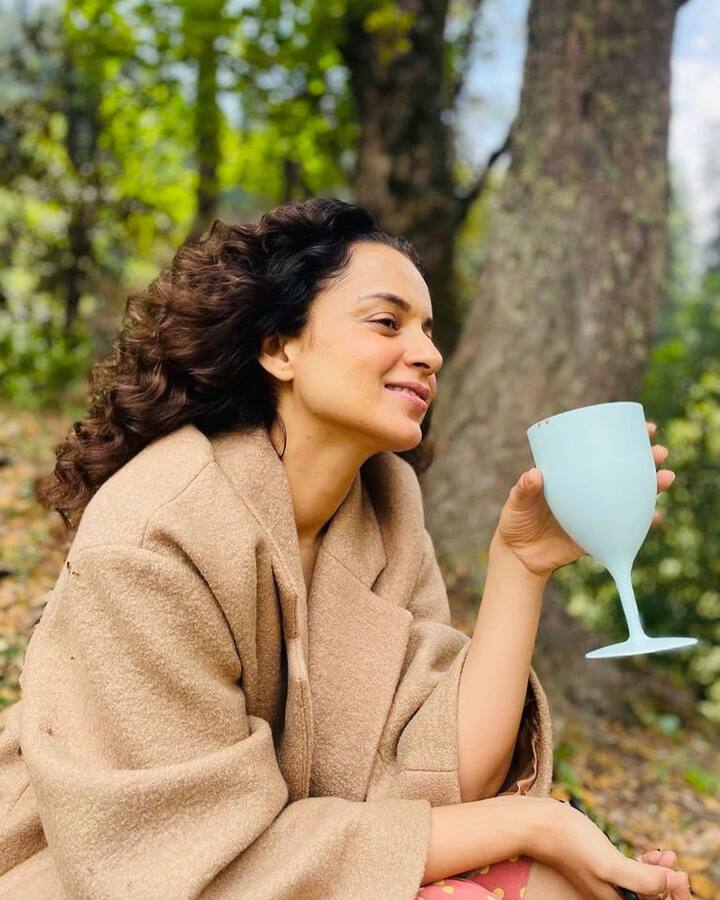 कंगना तस्‍वीरें शेयर करते हुए लिखा है कि उन्‍हें ब्रेक की सख्‍त जरूरत थी. हिमाचल प्रदेश उनका फेवरेट डेस्टिनेशन है क्‍वालिटी टाइम बिताने के लिए क्‍योंकि वहां उनका घर जो है.