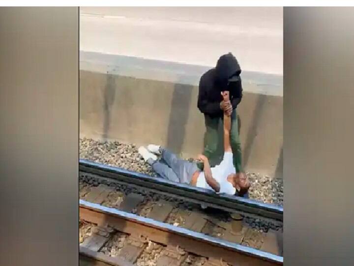 Watch: Commuter Jumps Down And Saves Man Stuck On 600 Volt Railway Track 600 வோல்ட் மின்சாரம்.. அதுக்காக விட முடியுமா? நிஜ ஹீரோவாக மாறிய இளைஞர்! குவியும் பாராட்டு!