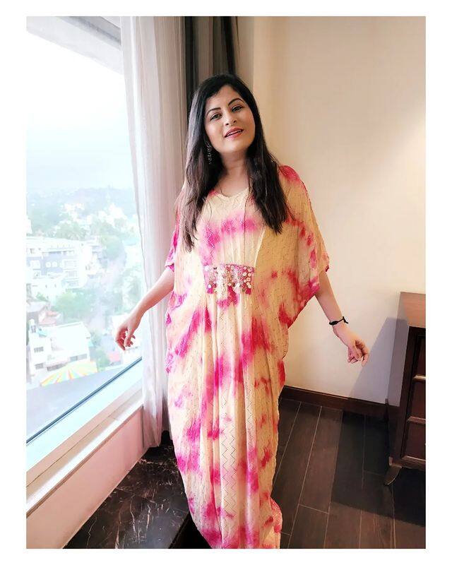 सावनी तेलुगू संगीत क्षेत्रातील पदार्पणाविषयी सांगते, ‘मी सावनी ओरीजनल सिरीजमधून अनेक भाषेत गाणी गायली आहेत. यापूर्वी मी तेलुगू भाषेतील गाणी आणि जिंगल्स गायली होती. यावेळेस मी पहिल्यांदाच तेलुगू चित्रपटासाठी गाणी गायली आहेत. तेलुगू गाणं गाण्यासाठी मी तेलुगू भाषा शिकले. साऊथच्या कोणत्याही भाषा गाताना खूप चॅलेंजिंग असतं. या भाषा समजायला आणि बोलायला अवघड असतात. परंतु, मी याआधी तमिळ, मल्याळम गाणी गायली आहेत. ती गाणी रेकॉर्ड करण्याआधी मी साऊथमधील विविध गाणी सातत्याने ऐकली होती. त्यामुळे या चित्रपटातील तेलुगू गाणी गाताना मला थोडं सोप्पं गेलं. या गाण्यांमध्ये बऱ्यापैकी संस्कृत शब्द आहेत.’ (photo:/savanieeravindrra/ig)