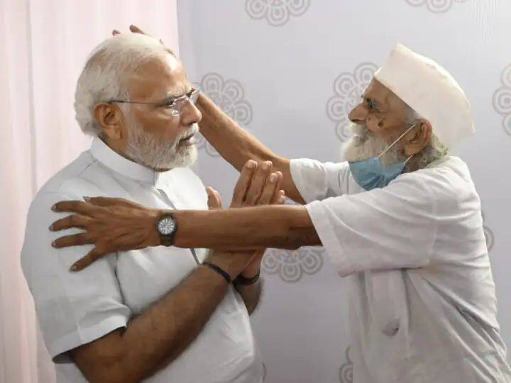 PM narendra modi meets his former school teacher in Gujarat PM Modi Gujarat Visit: जेव्हा पंतप्रधान आपल्या शिक्षकांना भेटतात, समोर आले खास फोटो