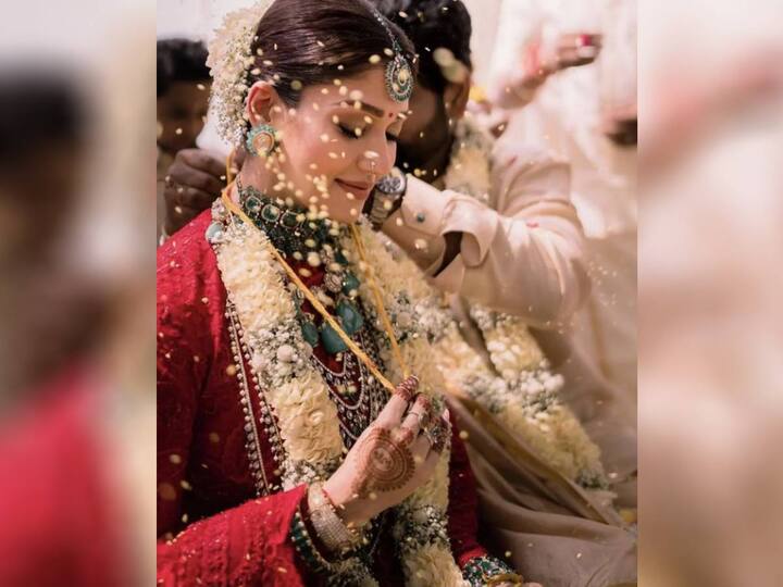 विघ्नेश शिवनने लग्नात नयनताराला मंगळसूत्र घातले तेव्हाचा क्षण लोकांचे लक्ष वेधून घेतले आहे. नयनतारा आणि विघ्नेश शिवन यांचा विवाह चेन्नईच्या महाबलीपुरम येथे कुटुंबातील सदस्य आणि जवळच्या मित्रांच्या उपस्थितीत झाला. (Photo : Nayanthara/IG)