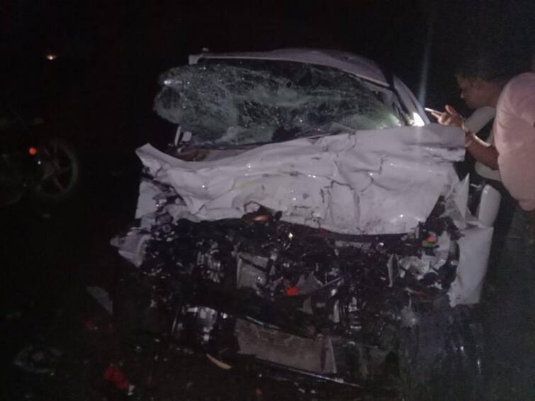 Pune Accident News accidental death of two including groom who went To keep wedding card to God Solapur Maharashtra Marathi News मित्राच्या लग्नाची पत्रिका देवासमोर ठेवण्यासाठी गेलेल्या तरुणांचा अपघात; नवरदेवासह दोन मित्रांचा मृत्यू