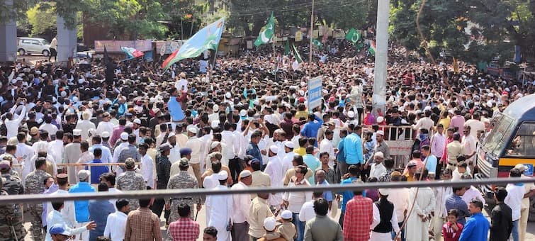 Prophet Mohamamd Row Massive protest in Solapur against Nupur Sharma bandh in Ahmednagar Maharashtra News Solapur Protest : नुपूर शर्मा यांच्या वक्तव्याविरोधात सोलापुरात भव्य मोर्चा, अहमदनगरमध्ये बंदची हाक तर औरंगाबादमध्ये आंदोलन