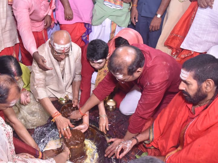 झारखण्ड के राज्यपाल रमेश बैस अपने परिवार के साथ देवघर में स्थित ज्योतिर्लिंग बाबा बैद्यनाथ धाम पहुंच कर विधिवत पूजा अर्चना की. देवघर मे पूजा अर्चना के बाद  दुमका के फौजदारी बाबा  बासुकीनाथ धाम मे भी  भोलेनाथ की जलार्पण कर पूजार्चना की और  राज्य के लोगों के सुख समृद्धि और विकास की कामना की.