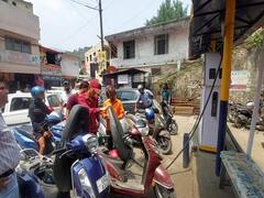 Uttarakhand: बागेश्वर में पेट्रोल पंपों पर पेट्रोल नहीं मिलने से मचा हाहाकार, दो दिन से बनी हुई है किल्लत