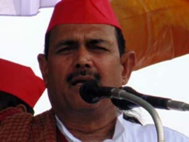 etah police arrested former SP MLA rameshwar yadav from agra ann Rameshwar Yadav arrest: कौन हैं गैंगस्‍टर एक्‍ट में अरेस्‍ट सपा नेता और पूर्व विधायक रामेश्‍वर यादव? हत्या समेत 77 मामले हैं दर्ज