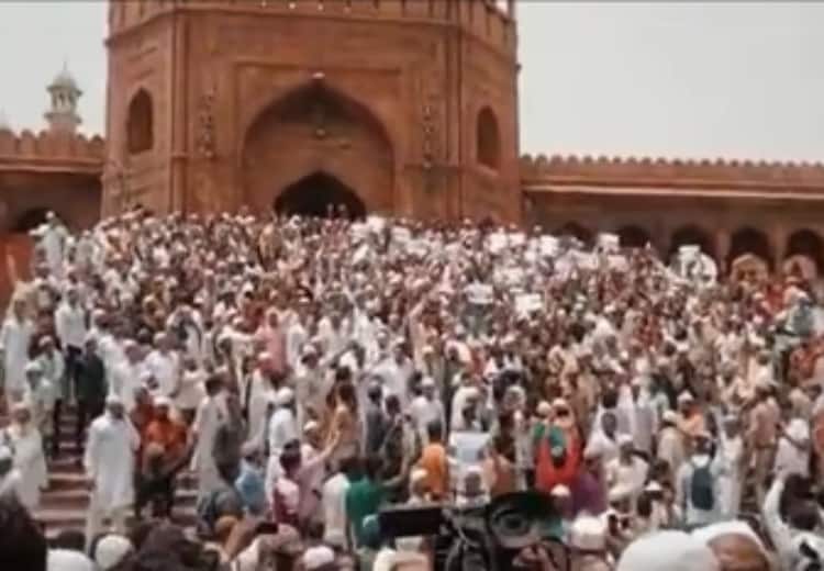 People protest against hate speech by BJP leaders in Delhi Jumma Masjid நபிகள் குறித்த சர்ச்சை பேச்சு.. பாஜக தலைவர்களை கண்டித்து போராட்டம்.. ஜும்மா மசூதியில் போராடிய மக்கள்!