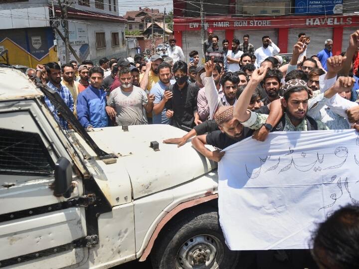 वहीं केंद्र शासित प्रदेश जम्मू-कश्मीर में, भद्रवाह और किश्तवाड़ के कुछ इलाकों में तनाव पैदा होने के बाद अधिकारियों ने कर्फ्यू लगा दिया, जबकि कश्मीर के कुछ हिस्सों में बंद जैसी स्थिति रही.  अधिकारियों ने बताया कि भद्रवाह और किश्तवाड़ कस्बे और कश्मीर के श्रीनगर शहर में एहतियाती उपाय के तहत इंटरनेट सेवाएं स्थगित कर दी गई. मोबाइल इंटरनेट भी कश्मीर के कुछ हिस्सों में बंद कर दिया गया.   भद्रवाह कस्बे से पथराव की छिटपुट घटनाओं की खबरें हैं. कुछ लोग प्रतिबंधों का उल्लंघन करते हुए सड़कों पर उतर आए और नारेबाजी करते हुए सुरक्षाबलों पर पथराव किया. श्रीनगर में, लाल चौक, बटमालू, तेंग पूरा और अन्य स्थानों पर प्रदर्शन हुए.