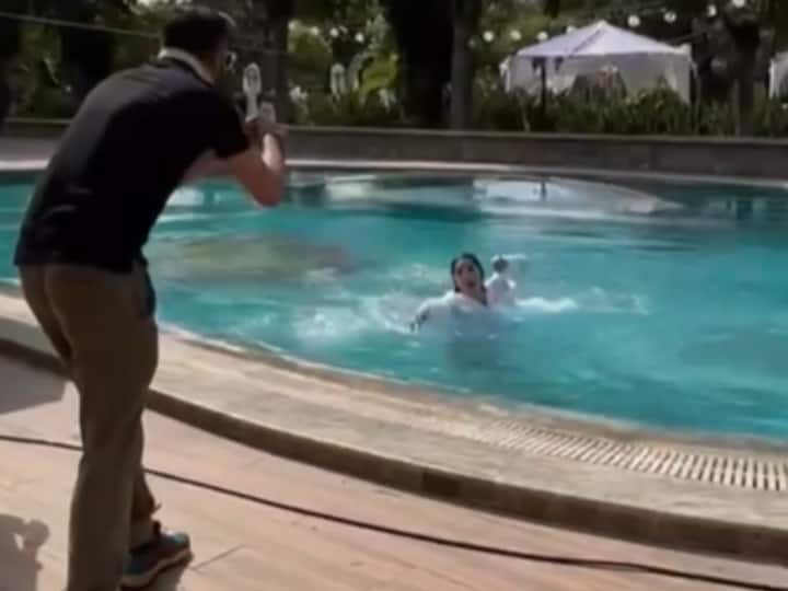 Sunny leone pushed into swimming pool actress video viral on social media Viral Video: Sunny Leone को दोस्त ने दिया स्विमिंग पूल में धक्का, एक्ट्रेस ने यूं लिया बदला