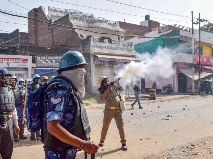 उत्तर प्रदेश के प्रयागराज के अटाला इलाके में प्रदर्शन के दौरान पथराव भी हुआ. वहीं सहारनपुर की जामा मस्जिद के बाहर भी जुमे की नमाज के बाद लोगों ने प्रदर्शन किया. पैगंबर मोहम्मद पर विवादास्पद टिप्पणी को लेकर अटाला इलाके में विरोध प्रदर्शन के बाद प्रयागराज के एडीजी का वाहन भी क्षतिग्रस्त हो गया. इस दौरान पुलिस ने आंसू गैस के गोले छोड़े.