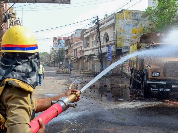 झारखंड की राजधानी रांची के मुख्य मार्ग पर स्थित हनुमान मंदिर के निकट प्रदर्शन कर रही भीड़ को नियंत्रित करते समय कुछ पुलिसकर्मी घायल हो गए. जुमे की नमाज के बाद लोग सड़कों पर उमड़ आये. पथराव व नारेबाजी कर रहे प्रदर्शनकारियों को नियंत्रित करने के लिए पुलिस ने हवा में गोलियां चलाईं और लाठीचार्ज किया.   पुलिस अधिकारियों ने बताया कि प्रदर्शन सुबह से ही हो रहे थे और शुक्रवार की नमाज के बाद इसने जोर पकड़ लिया. विवादित टिप्पणी के खिलाफ कई दुकानों और प्रतिष्ठानों को बंद रखा गया.
