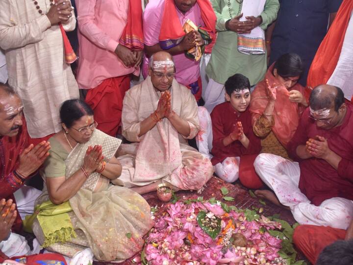 देवघर और दुमका के जिला प्रशासन महामहिम के पूजा को लेकर पूर्व से तैयार थी. गोड्डा सांसद निशिकांत दूबे भी इस दौरान मौजूद थे, दोनों मंदिरो में राज्यपाल ने महामंत्रो के बीच शिवलिंग मे जल अर्पित कर पूरे विधि विधान से पूजा अर्चना की.