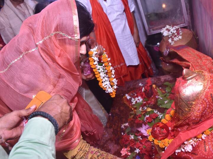 वहीं बासुकीनाथ धाम को फौजदारी बाबा के रूप में देखा जाता है. कहते हैं कि जो भी बाबा वैधनाथ की पूजा अर्चना करने के उपरांत फौजदारी बाबा बासुकीनाथ के दरबार में आवश्यक ही मत्था टेकने जरूर पहुंचते है. यही वजह है कि झारखण्ड के राज्यपाल रमेश वैश देवघर में पूजा अर्चना के उपरांत बाबा बासुकीनाथ धाम मत्था टेकने सपरिवार पहुंचे.