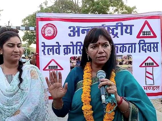 Jodhpur News: रेलवे के समपार फाटक पर खड़े लोगों से मंडल रेल प्रबंधक ने की बात, इस बात के लिए चेताया Jodhpur News: रेलवे के समपार फाटक पर खड़े लोगों से मंडल रेल प्रबंधक ने की बात, इस बात के लिए चेताया