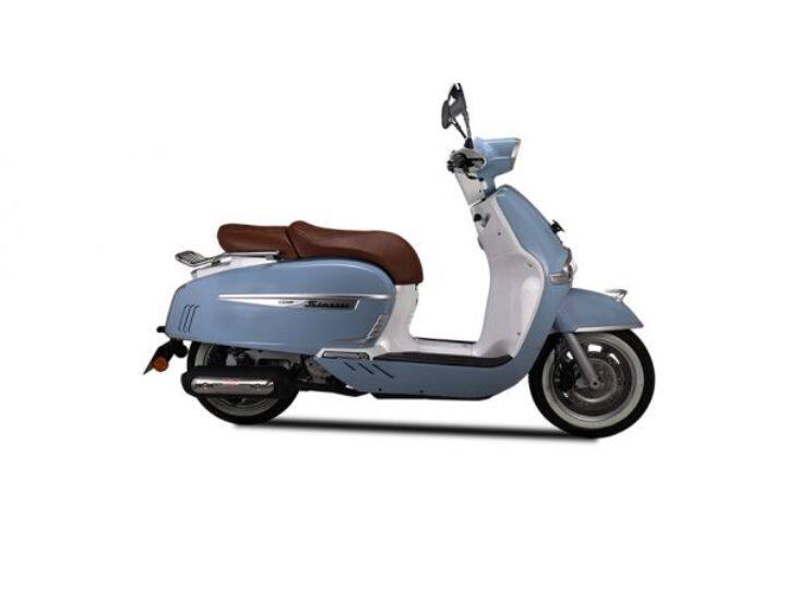 यात  278.8cc, सिंगल-सिलेंडर, लिक्विड-कूल्ड इंजिन मिळते. हे इंजिन 6,500 rpm वर 18.7 hp ची पॉवर आणि 6,000 rpm वर 22 Nm चा पीक टॉर्क जनरेट करते. Kyway Sixties 300i मध्ये 13-इंचाचे ट्यूबलेस टायर्स मिळतात.