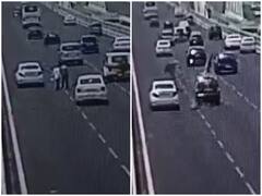 Accident in Mumbai: मुंबई के बांद्रा वर्ली सी लिंक पर टैक्सी ने दो लोगों को मारी जोरदार टक्कर, CCTV में कैद हुई घटना