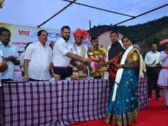 सातारा : आईला कळालं नाही, पोरगं कलेक्टर झालंय, एवढंच कळालं पोराला मनासारख काहीतरी मिळालंय !