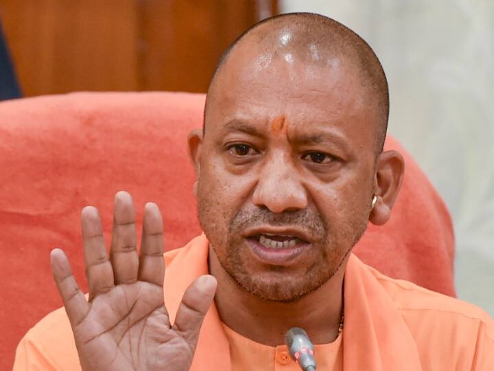 UP News CM Yogi Adityanath instructs officials to take strict action against law breakers UP News: सीएम योगी ने अधिकारियों को दिए निर्देश, कानून-व्यवस्था बाधित करने वालों पर हो सख्त कार्रवाई