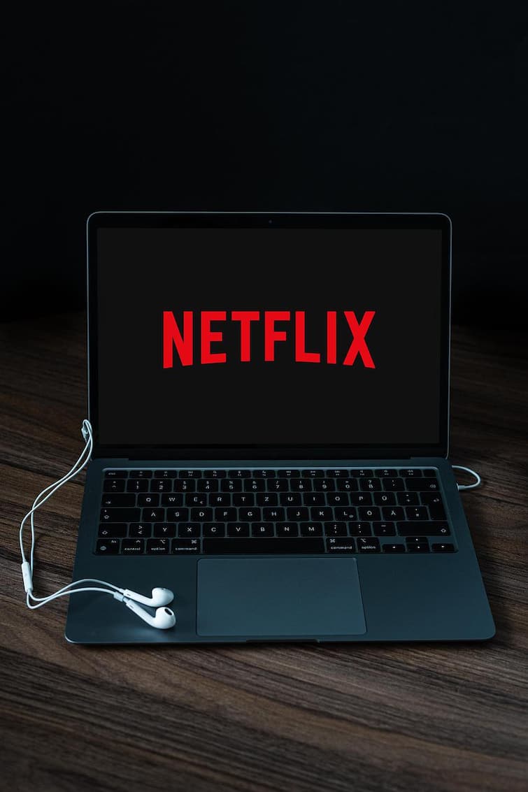 Netflix lays off 300 employees as bad year continues to hit company Netflix lays off : একসঙ্গে ৩০০ জনের চাকরি গেল নেটফ্লিক্স থেকে, কারণ জানেন?