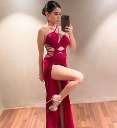 Urfi Javed Photos : રેડ બેકલેસ થાઈ હાઈ સ્લિટ ડ્રેસમાં ઉર્ફીએ આપ્યા હોટ પોઝ