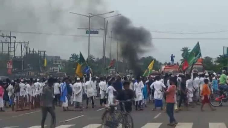 Prophet Remarks Row : Agitation at Dhulagarh, agitators threw stones targeting police Howrah : পয়গম্বর বিতর্কে রণক্ষেত্র ধূলাগড়, পুলিশকে লক্ষ্য করে ইটবৃষ্টি; সলপে বোমা ছোড়ার অভিযোগ