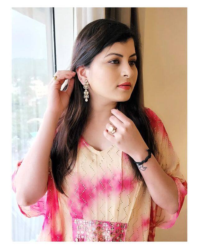 या अनुभवाविषयी बोलताना पुढे ती म्हणते की, ‘या चित्रपटाच्या टायटल ट्रॅकचे संगीत शुभांकर याने केले आहे. तर, या चित्रपटाचा नायक आणि दिग्दर्शक प्रतिक प्रेम आहे. माझी मैत्रीण वैष्णवी पटवर्धन ही या चित्रपटाची नायिका आहे. या गाण्याचं चित्रीकरण परदेशात झालं आहे. हा चित्रपट 24 जून रोजी हैदराबादमध्ये प्रदर्शित होणार आहे. त्यानिमित्ताने माझं तेलुगू संगीत क्षेत्रात पदार्पण होत आहे. याचा मला खूप आनंद आहे.’(photo:/savanieeravindrra/ig)