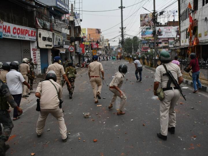 वहीं पश्चिम बंगाल के हावड़ा और कोलकाता के सर्कस पार्क में लोगों ने विरोध प्रदर्शन किया. मौके पर पुलिस कर्मी मौजूद रहे. वहीं बिहार के भी कुछ इलाकों में प्रदर्शन किया गया है. इसके अलावा कश्मीर में स्थानीय लोगों ने लाल चौक इलाके में शांतिपूर्ण प्रदर्शन किया है. कर्नाटक के कलबुर्गी के मुस्लिम चौक पर भी प्रदर्शन किया गया है. वहीं झारखंड के रांची में विरोध प्रदर्शन के दौरान हिंसा भी हुई. कई वाहनों में आग लगा दी गई और तोड़फोड़ की गई. साथ ही पथराव भी हुआ है.