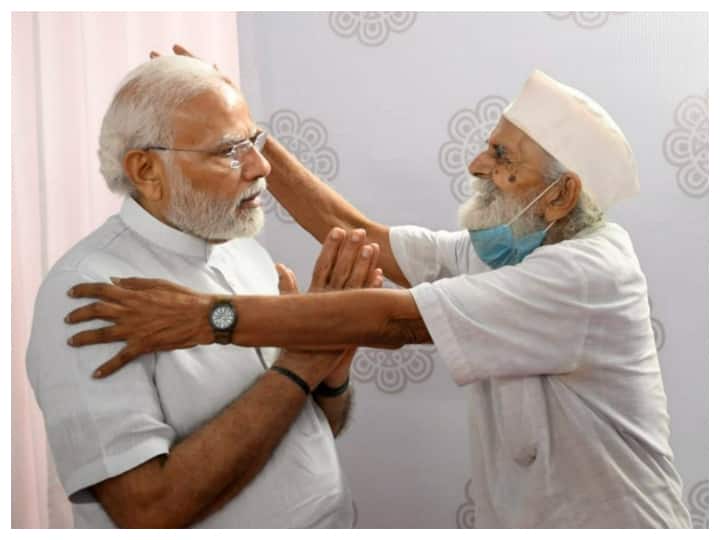 Gujarat: PM Modi Meets Former School Teacher In Navsari Town During One-Day State Visit Gujarat: PM Modi Meets Former School Teacher In Navsari During State Visit