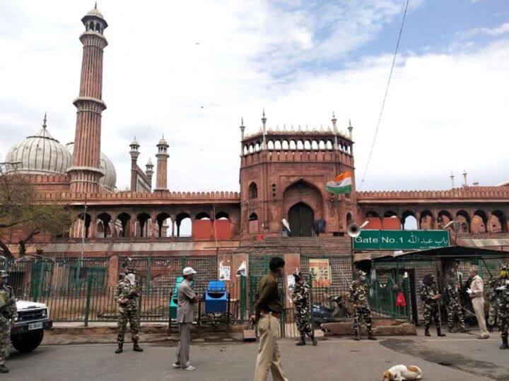 Protests outside Delhi Jama Masjid over the controversial statement of former BJP spokesperson Nupur Sharma Prophet Muhammad Row: Nupur Sharma के विवादित बयान के खिलाफ दिल्ली में जुमे की नमाज के बाद जामा मस्जिद के बाहर विरोध-प्रदर्शन