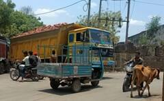 સુરેન્દ્રનગરઃ રસ્તા વચ્ચે ટ્રક બંધ થઈ જતા વાહનોની લાગી લાંબી કતાર, જુઓ વીડિયો