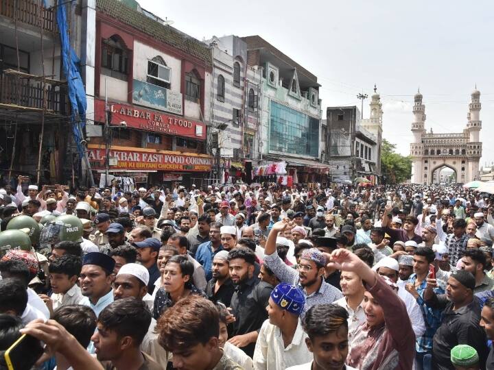 इसके अलावा तेलंगाना के हैदराबाद में मक्का मस्जिद के बाहर लोगों ने विरोध प्रदर्शन किया. पुलिस ने प्रदर्शनकारियों को मौके से हटाया. साथ ही पुलिस बल और CRPF इलाके में तैनात की गई.