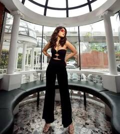 Raashii Khanna Photos: રાશી ખન્નાએ ફ્લોન્ટ કર્યું સ્લિમ ફિગર, બ્લેક ડ્રેસમાં જોવા મળ્યો સ્ટાઈલિશ અંદાજ