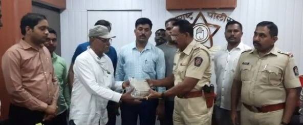 Maharashtra News Nashik police found seven lakh in one hour Nashik News : नाशिक पोलिसांनी एका तासांत शोधून काढली हरवलेली पैशांची बॅग, मोठ्या गुन्ह्यांत अशी तत्परता कधी?