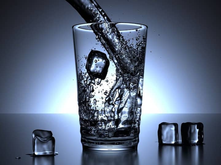 Drinking too much water can make you sick Water: నీళ్లు తక్కువ తాగితేనే కాదు, అధికంగా తాగినా ఈ సమస్యలు తప్పవు