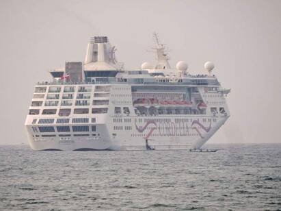 Luxury ship arrives at Pondicherry lighthouse near Chennai today அனுமதியின்றி புதுச்சேரிக்கு வந்த சொகுசு கப்பல்: திருப்பி அனுப்பிய கடலோர காவல்படை