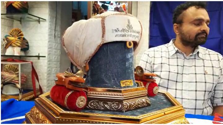 Pune Narendra Modi Pagdi: पंतप्रधान नरेंद्र मोदी (PM Narendra Modi) यांच्यासाठी पुण्यातील प्रसिद्ध मुरुडकर झेंडेवाले यांच्याकडून खास पगडी तयार करण्यात आली आहे.