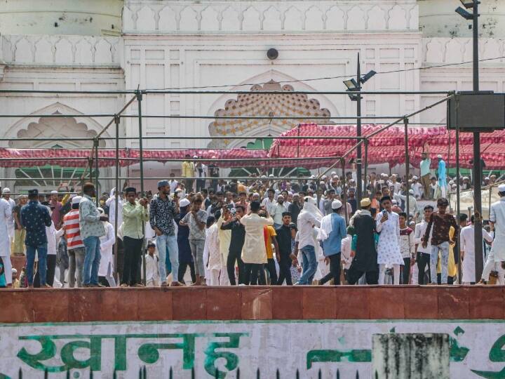 वहीं गुजरात के वडोदरा में जुमे की नमाज के बाद हालात तनावपूर्ण हो गए. सहारनपुर के देवबंद में बवाल के बाद 21 लोग गिरफ्तार किए गए हैं. सहारनपुर पुलिस ने कहा कि गिरफ्तारी अभी भी जारी है.  यूपी में प्रयागराज, सहारनपुर के अलावा मुरादाबाद, फ़िरोज़ाबाद और हाथरस में जुमे की नमाज के बाद विरोध प्रदर्शन हुए हैं. सभी जगहों पर पुलिस की कोशिश है कि उपद्रव करने वालों को वापस उनके घरों को भेजा जाए.