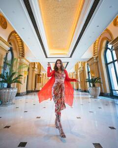 PHOTO: एमिरेट्स पॅलेसमध्ये हिना खानने दाखवली तिच्या सौंदर्याची झलक, पाहा ग्लॅमरस फोटो!