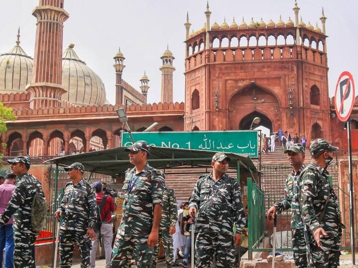 दिल्ली में, प्रदर्शनकारियों ने निलंबित भाजपा प्रवक्ता नूपुर शर्मा की गिरफ्तारी की मांग को लेकर जुमे की नमाज के बाद यहां ऐतिहासिक जामा मस्जिद के बाहर प्रदर्शन किया.   जामा मस्जिद परिसर में बड़ी संख्या में लोग एकत्र हुए, जिनमें से कुछ ने तख्तियां ले रखी थी. प्रदर्शन करने वालों ने नूपुर शर्मा और भाजपा की दिल्ली इकाई के पूर्व मीडिया प्रमुख नवीन जिंदल के खिलाफ नारेबाजी की. इस दौरान भारी सुरक्षा बंदोबस्त किए गए थे, ताकि कोई अप्रिय घटना न हो. इसके बाद दिल्ली में लाल किले सहित कई जगह सुरक्षा बढ़ा दी गई.