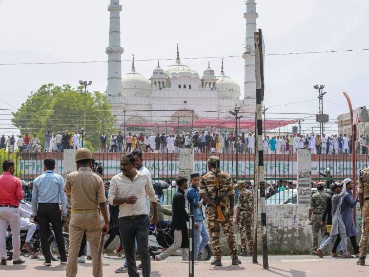 पैगंबर मुहम्मद के खिलाफ कथित तौर पर विवादास्पद टिप्पणी करने को लेकर दिल्ली की जामा मस्जिद के बाहर और कई राज्यों में भी शुक्रवार को प्रदर्शन हुए. झारखंड में प्रदर्शनकारियों ने कुछ पुलिसकर्मियों को घायल कर दिया, जबकि जम्मू में अधिकारियों ने कुछ इलाकों में कर्फ्यू लगा दिया और कश्मीर में बंद जैसी स्थिति रही. यूपी के लखनऊ में भी जोरदार प्रदर्शन किया गया. उल्लेखनीय है कि भारतीय जनता पार्टी (भाजपा) पैगंबर के बारे में विवादित बयान देने वाले अपने दोनों नेताओं को निलंबित कर चुकी है.