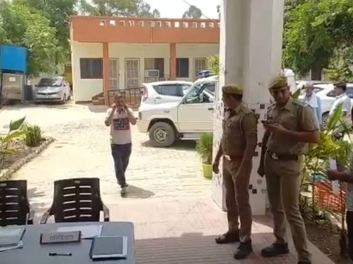 Muzaffarnagar Uttar Pradesh liquor smuggler reached police station say not to commit crime ANN Muzaffarnagar News: गले में तख्ती लगाकर थाने पहुंचा शराब तस्कर, कान पकड़कर पुलिस से कहा- कसम खा रहा हूं कि...