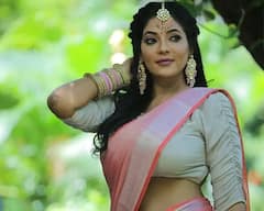 Reshma Hot Photos: வெள்ளை உடை.. தளுக்கும் எடை... பூத்துக்குழுங்கும் புஷ்பா புகழ் ரேஷ்மா!