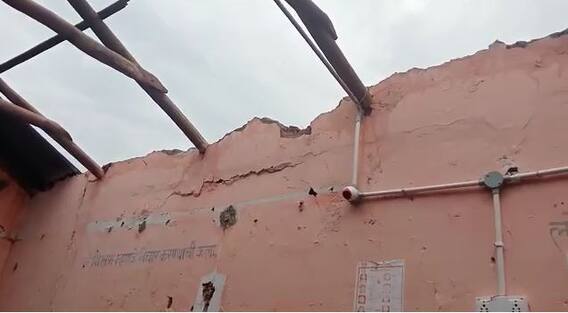 वादळी वाऱ्यासह पाऊस, घरांवरील पत्रे उडाले; झाडं उन्मळली