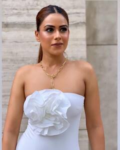 Nia Sharma Photos:व्हाइट ड्रेस, चेहरे पर मुस्कान...व्हाइट ड्रेस पहने निया शर्मा ने दिए गजब के पोज़, ग्लैमरस लुक ने बढ़ाई फैन्स की धड़कनें