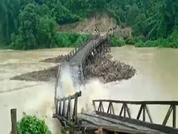 wooden bridge washed away by flood waters Watch video: வெள்ளத்தில் அடித்து சென்ற பாலம்... மனதை பதறவைக்கும் வீடியோ