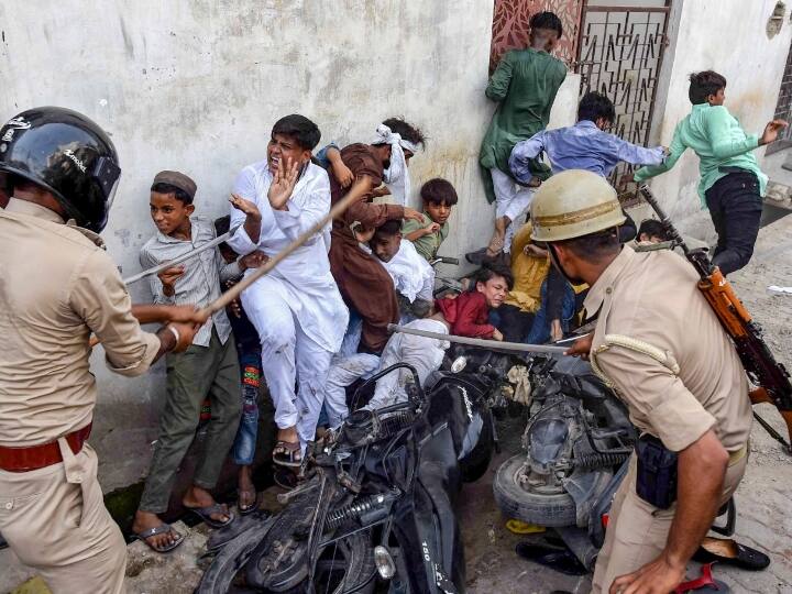 इस बीच, बिहार के मुजफ्फरपुर जिले की एक अदालत में शर्मा और जिंदल व स्वामी यति नरसिंहानंद के खिलाफ शुक्रवार को एक शिकायत दायर की गई. वहीं गुजरात के वडोदरा में जुमे की नमाज के बाद हालात तनावपूर्ण हो गए. इसके अलावा तेलंगाना के हैदराबाद में मक्का मस्जिद के बाहर लोगों ने विरोध प्रदर्शन किया. पुलिस ने प्रदर्शनकारियों को मौके से हटाया. साथ ही पुलिस बल और CRPF इलाके में तैनात की गई.