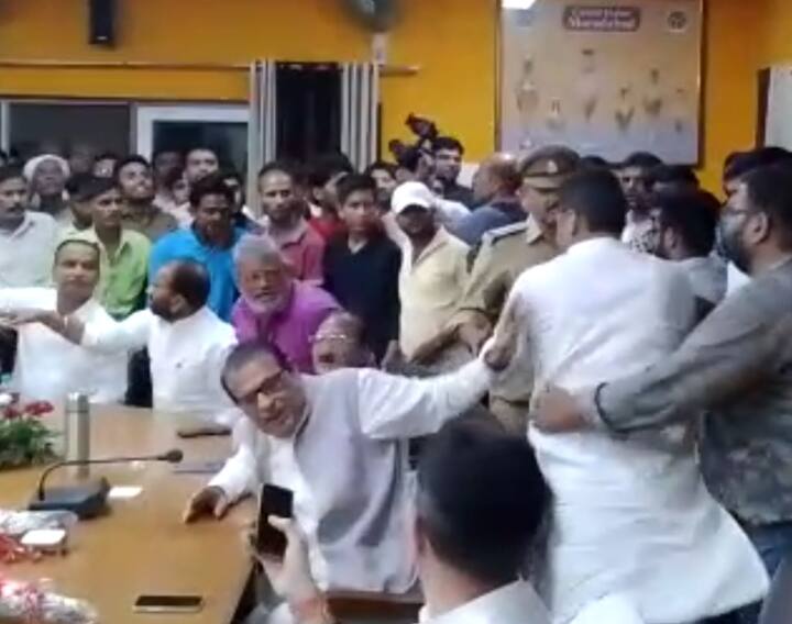 up news moradabad BJP MLA Ritesh Gupta and Manmohan Saini clashed in front of Jitin Prasada ann Moradabad News: कैबिनेट मंत्री जितिन प्रसाद के सामने ही मारपीट पर उतारू हुए बीजेपी नेता, जमकर हुई तू-तू, मैं-मैं